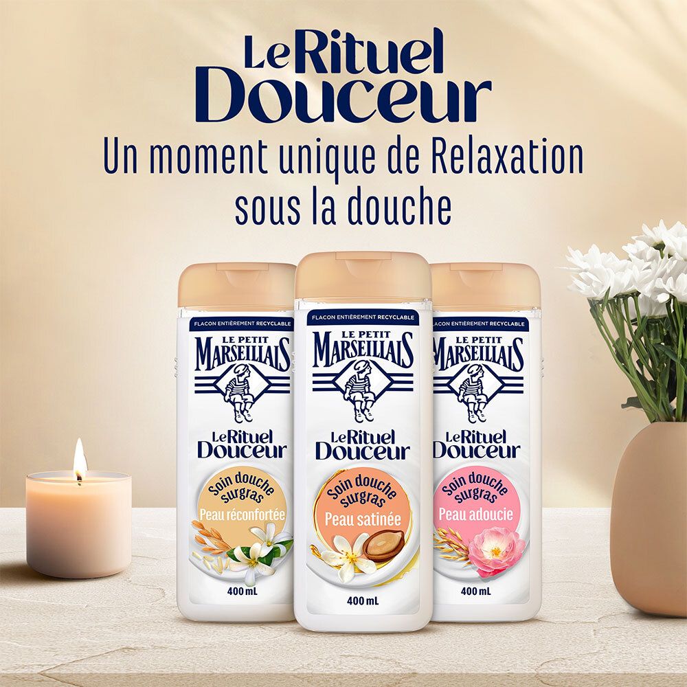 Drie flessen naast elkaar. Tekst: Le Rituel Douceur. Kaars en bloemen.