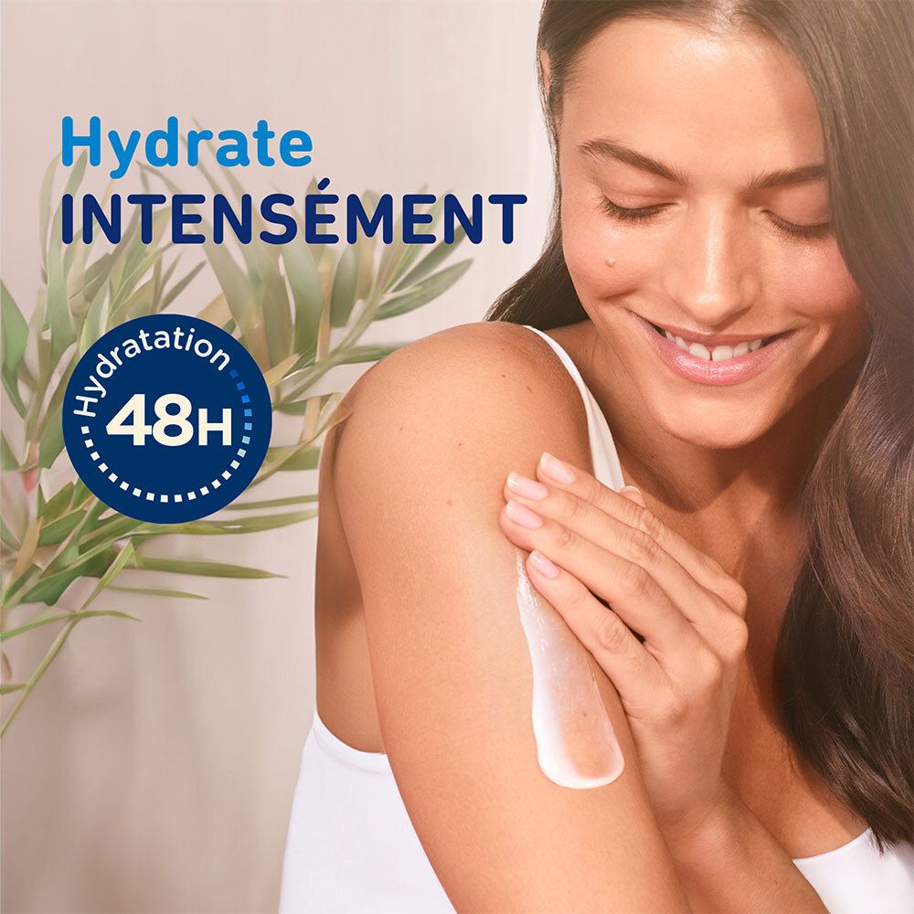 Vrouw brengt crème aan op arm. Tekst: Hydratatie 48H. Opschrift: Hydrateer intens.