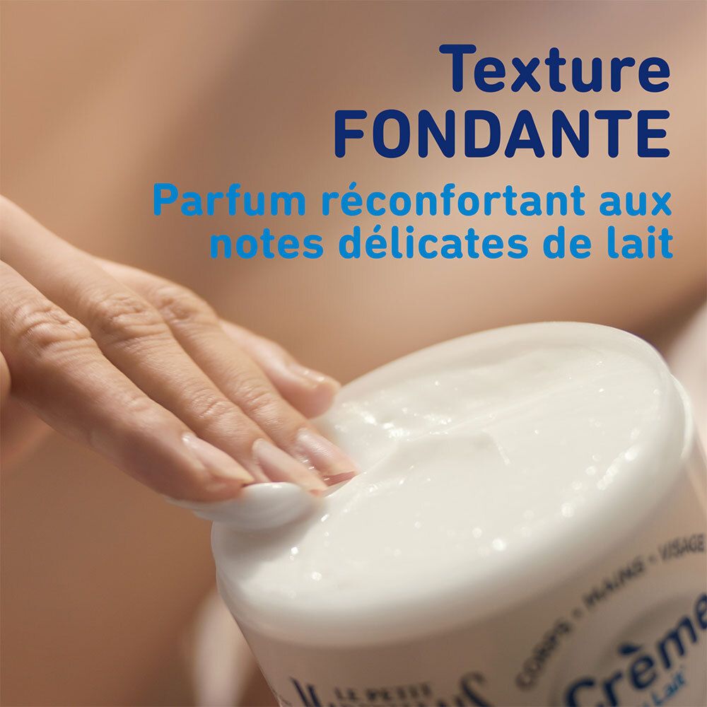 Close-up van een crème. Tekst: Texture fondante. Parfum réconfortant aux notes délicates de lait.