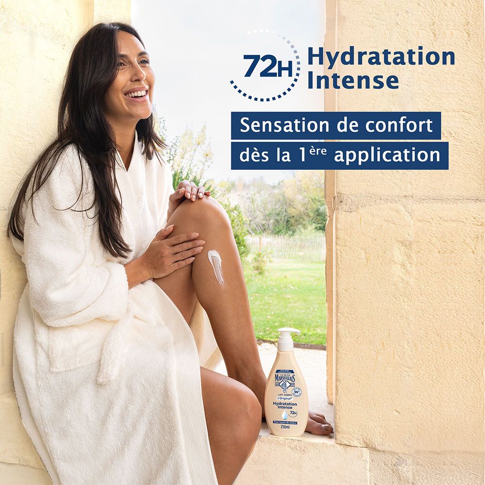 Vrouw in badjas zit. Fles met pomp, opschrift: Lait Corps L'Original, Hydratation Intense, 72H. 250ml.