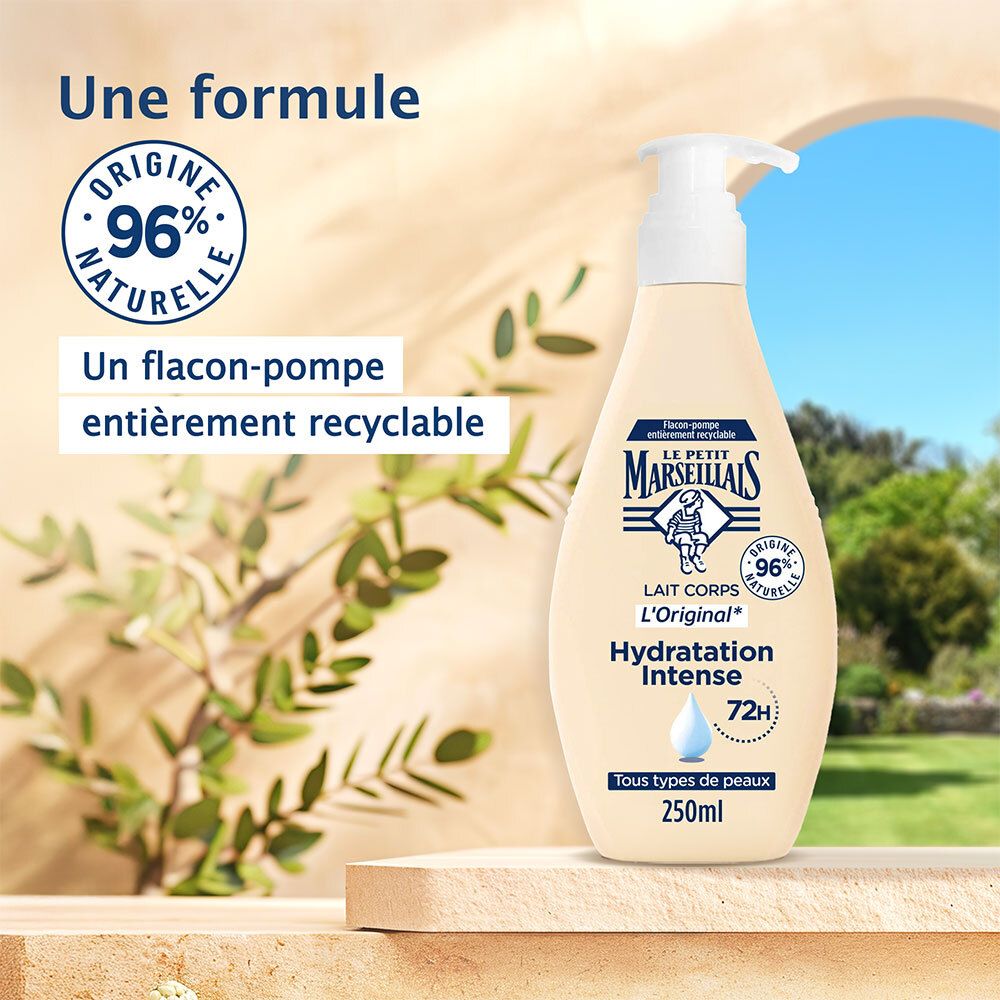 Beige fles met pomp. Opschrift: Lait Corps L'Original, Hydratation Intense, 72H. 250ml. Op blauwe en groene achtergrond.