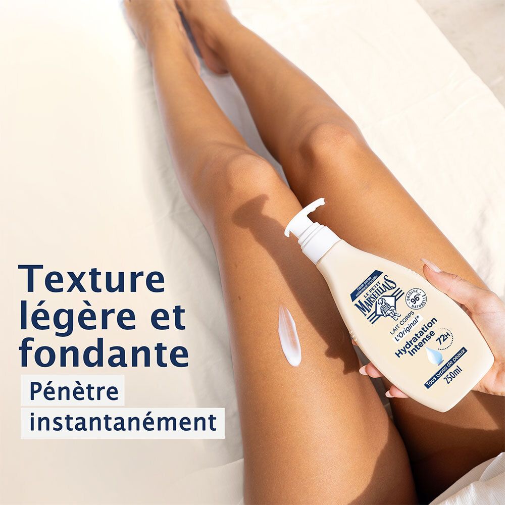 Benen met crème. Fles met pomp, opschrift: Lait Corps L'Original, Hydratation Intense, 72H. 250ml.