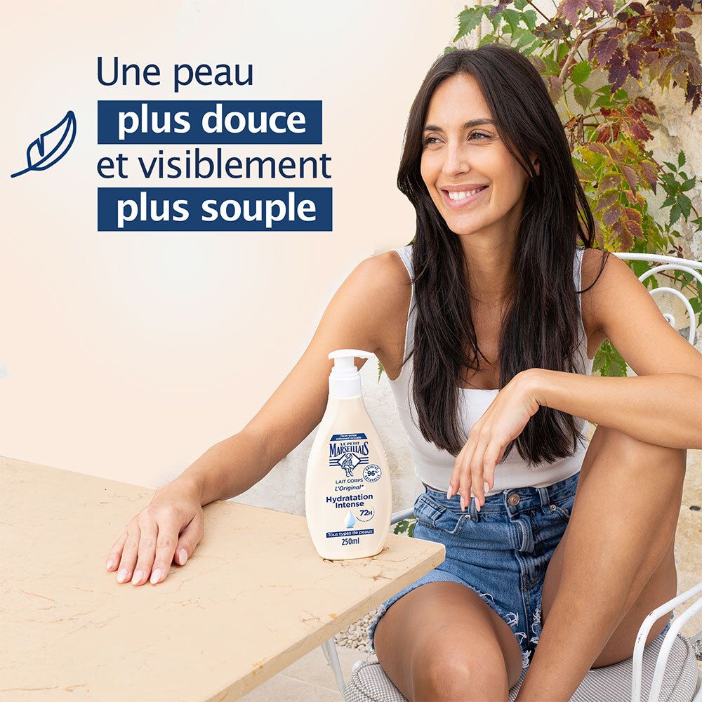 Vrouw zit. Fles met pomp, opschrift: Lait Corps L'Original, Hydratation Intense, 72H. 250ml.