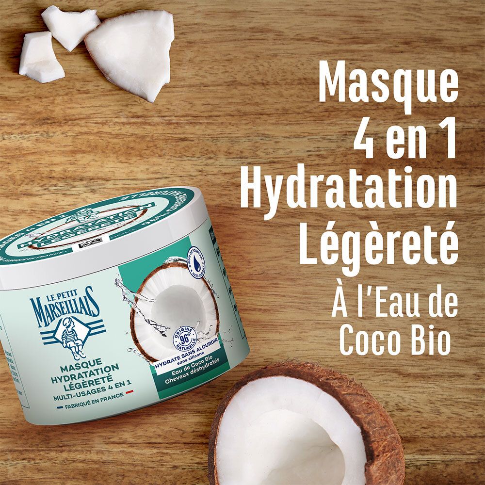 Pot en stukjes kokosnoot op hout. Opschrift: Masque 4 en 1 Hydratation Légèreté. Met kokoswater.