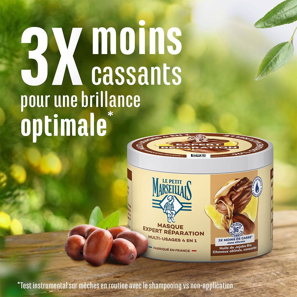 Pot avec inscription: LE PETIT MARSEILLAIS, Masque Expert Réparation. Texte: 3X moins cassants. Sur fond bois avec fruits.