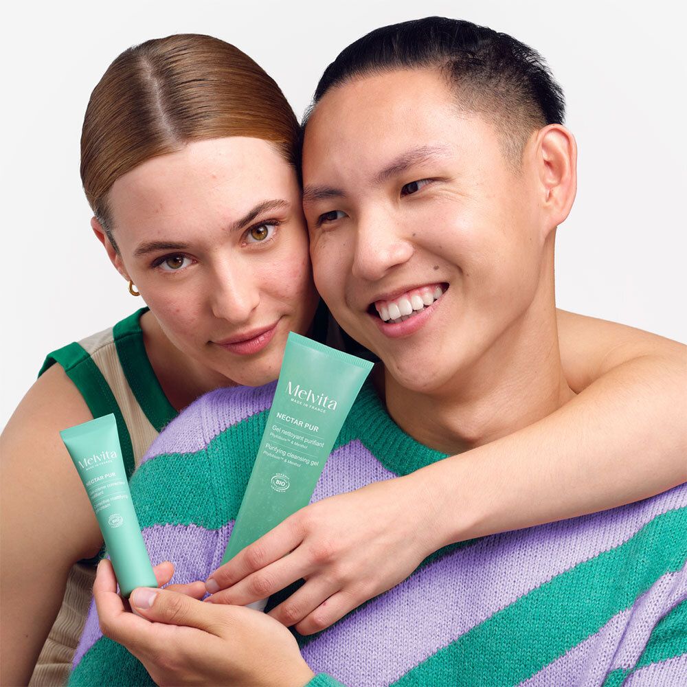 Twee personen houden tubes vast. Opschrift: MELVITA, NECTAR PUR, Gel-crème correcteur matifiant, bio-certificering.