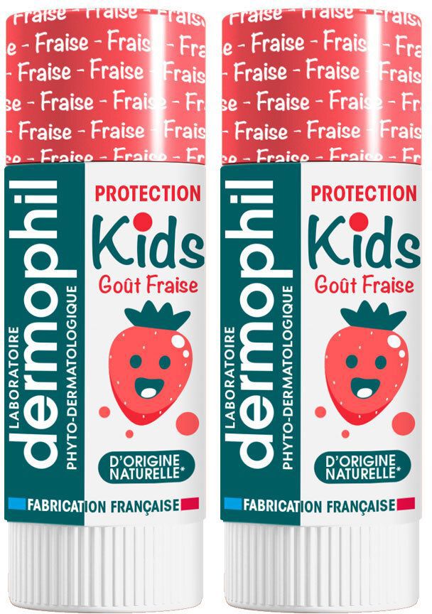 Twee lippenstiften. Opschrift: Protection Kids, Goût Fraise. Illustratie van een aardbei. Gemaakt in Frankrijk.