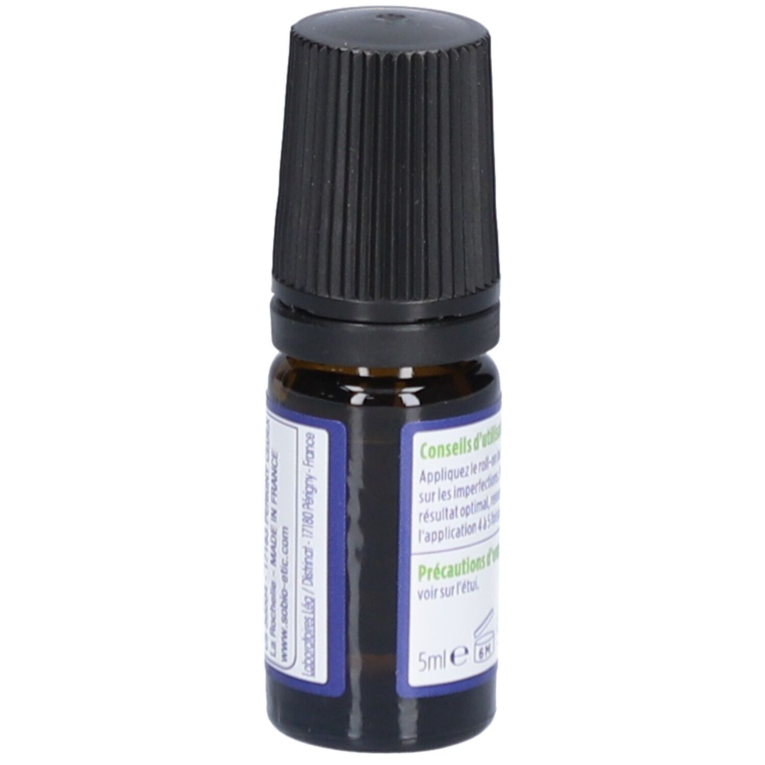 Bruine glazen fles met zwarte dop. Blauw etiket met tekst. 5ml. Gemaakt in Frankrijk.