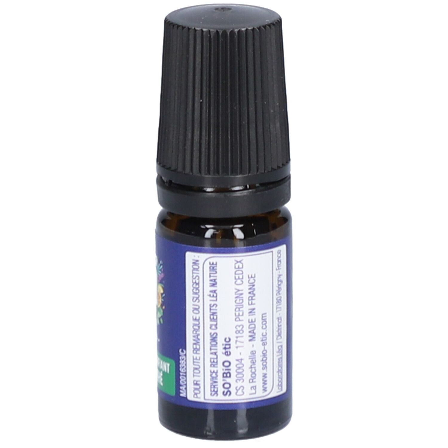 Bruine glazen fles met zwarte dop. Blauw etiket met tekst. Fabrikantenadres. Bio-certificering.