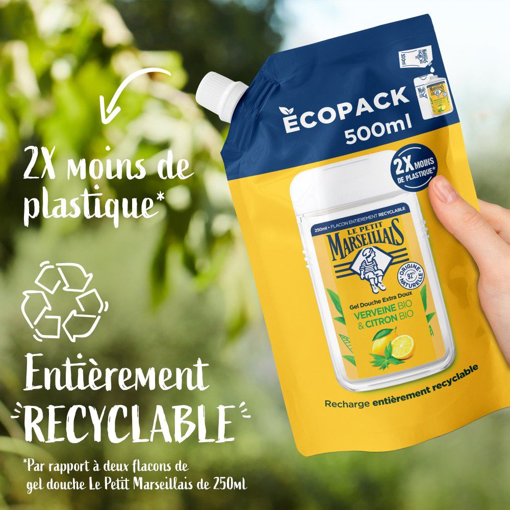 Ecopack de gel douche. Texte: 2x moins de plastique. Symbole de recyclage. Produit en environnement vert.