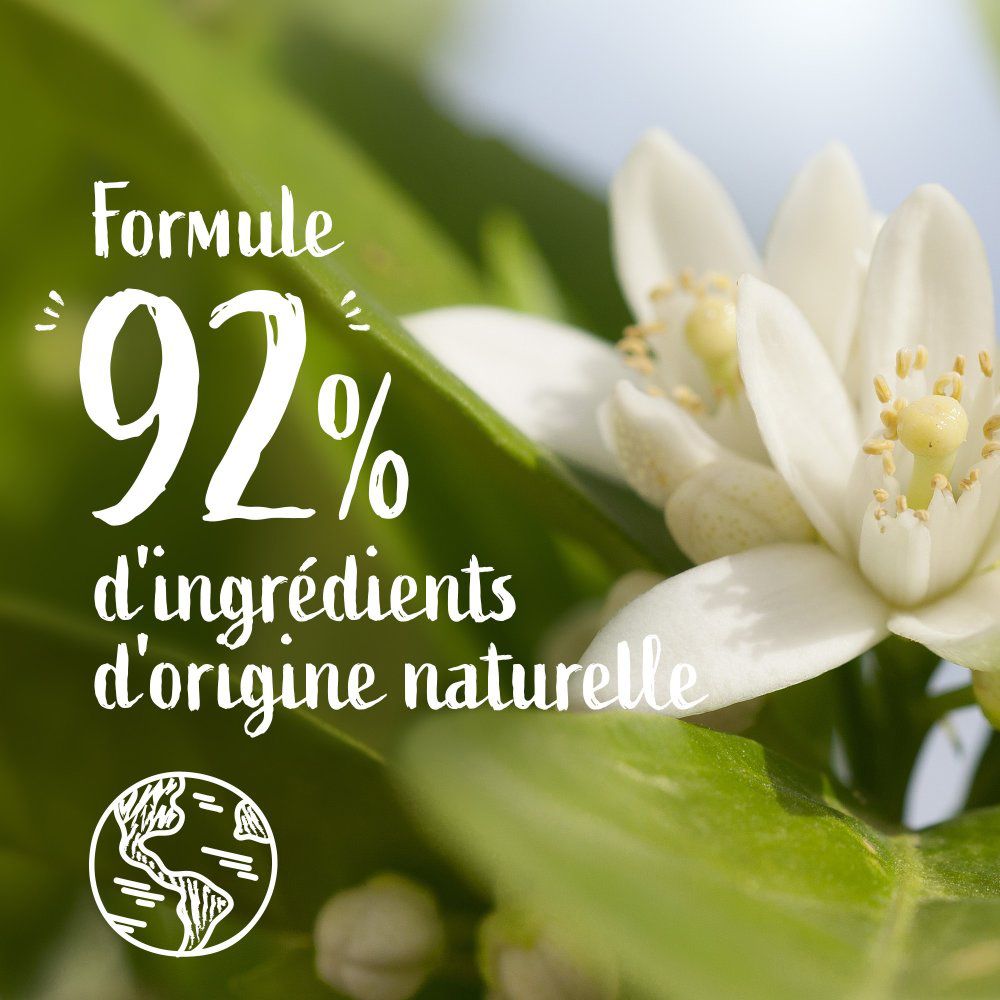 Gros plan d'une fleur.  Texte : "Formule 92% d'ingrédients d'origine naturelle".