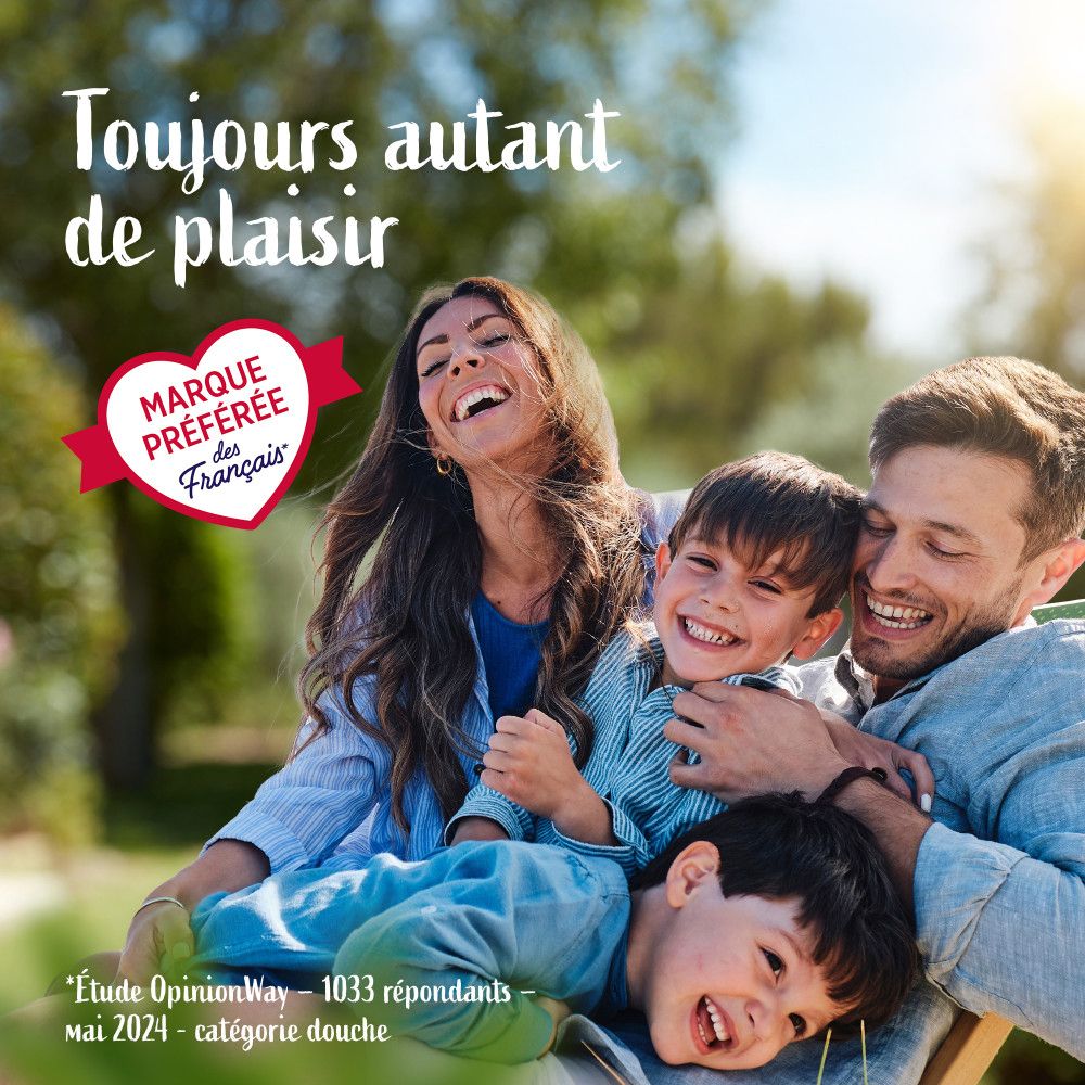 Famille souriante.  "Marque préférée des Français" sur une bannière.