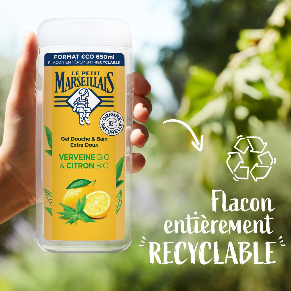 Main tenant un flacon de gel douche. Texte: Flacon entièrement RECYCLABLE. Fond: vert.