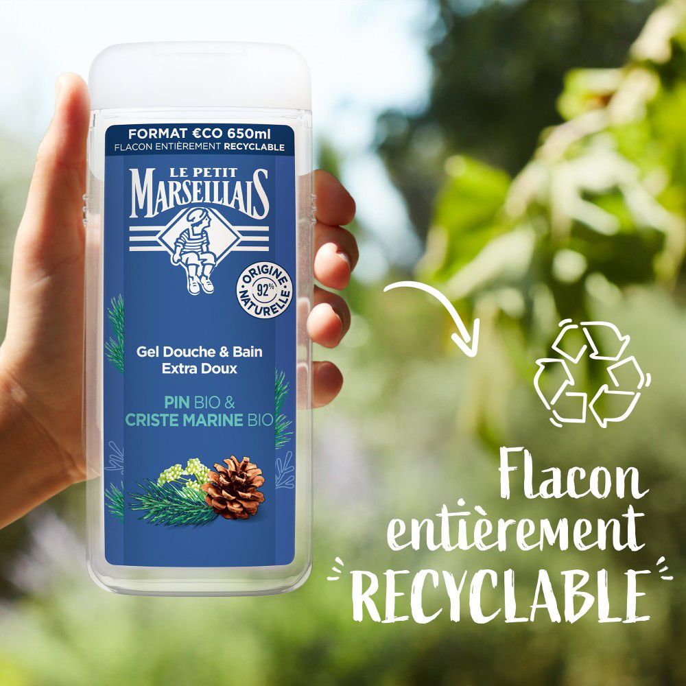 Flacon de produit dans une main. Texte: Flacon entièrement recyclable.
