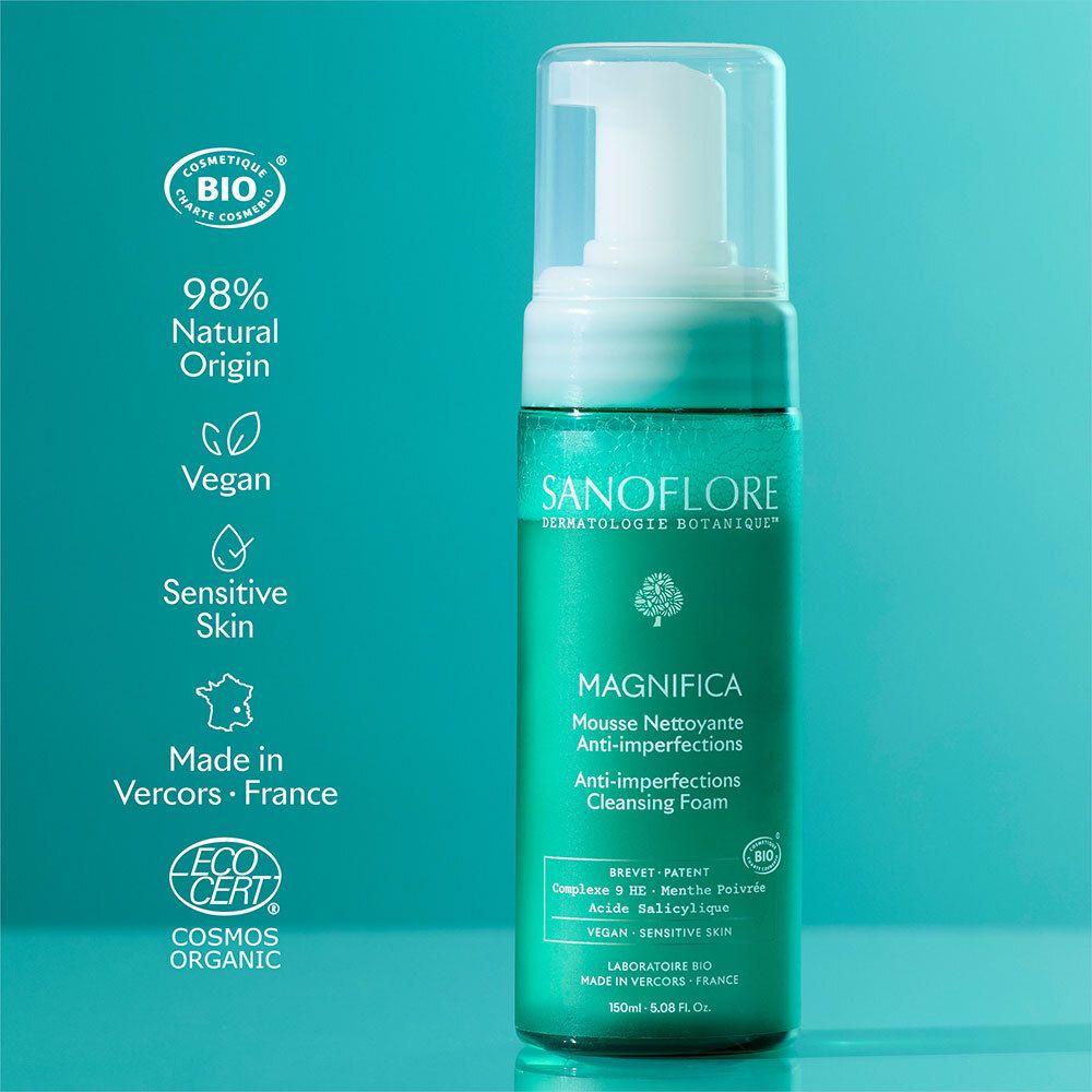Flacon vert avec pompe blanche. Inscription: SANOFLORE, Magnifica. Certifications: Bio, Vegan, Sensitive Skin.
