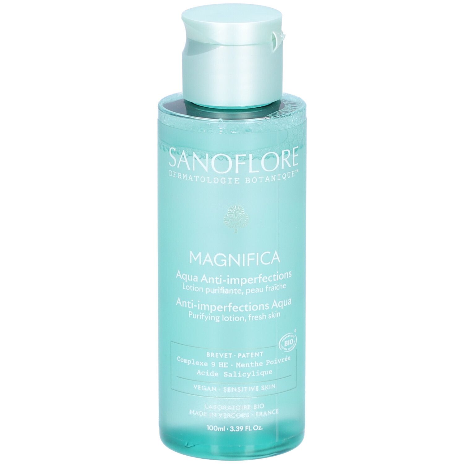 Fles Aqua Anti-imperfecties. Blauwgroene vloeistof. Opschrift: SANOFLORE, MAGNIFICA, Aqua Anti-imperfections. Vegan, gevoelige huid.