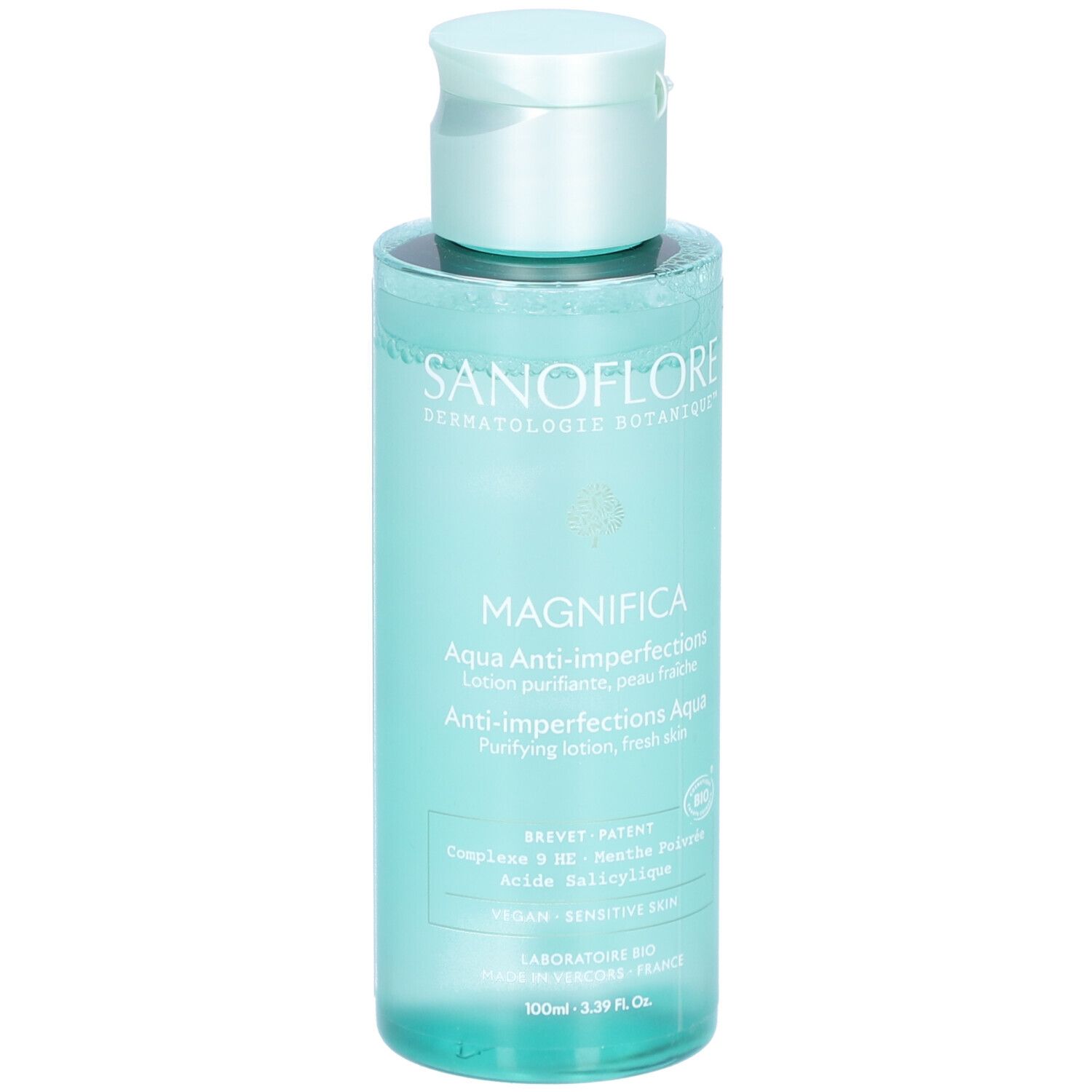 Fles Aqua Anti-imperfecties. Blauwgroene vloeistof. Opschrift: SANOFLORE, MAGNIFICA, Aqua Anti-imperfections. Vegan, gevoelige huid.