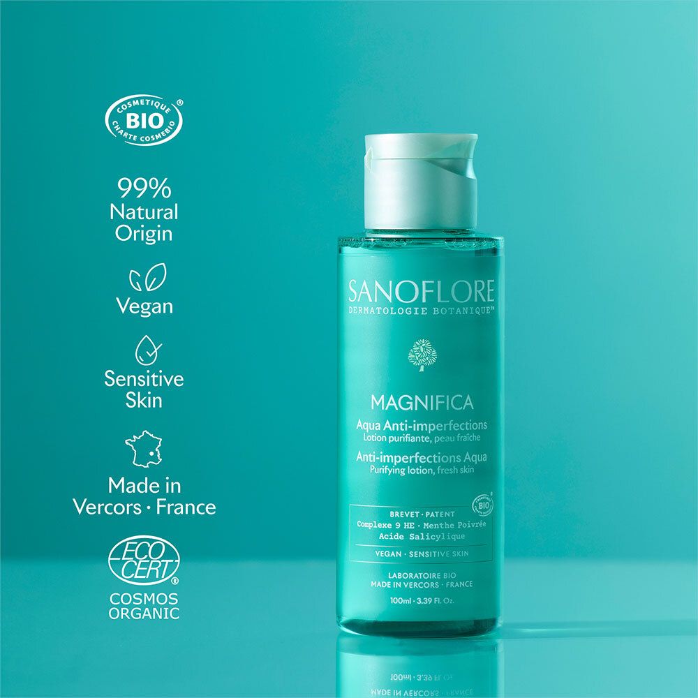 Groene fles met etiket. Tekst: SANOFLORE, Magnifica Aqua Anti-Imperfections. Certificeringen: Bio, Vegan, Sensitive Skin, Made in France.