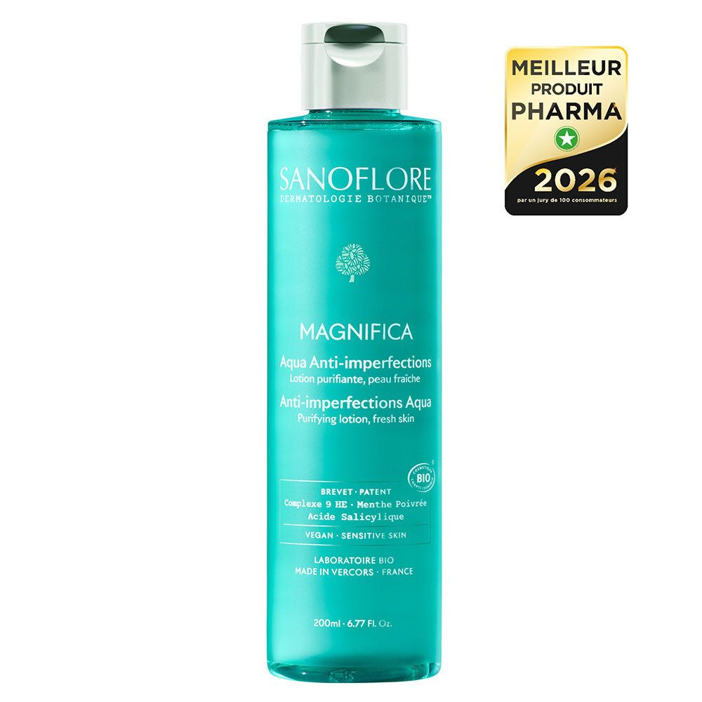 Flacon Sanoflore Aqua Magnifica. Inscription Magnifica, Anti-imperfections. Bouchon blanc, étiquette turquoise. Label Meilleur Produit Pharma 2026.
