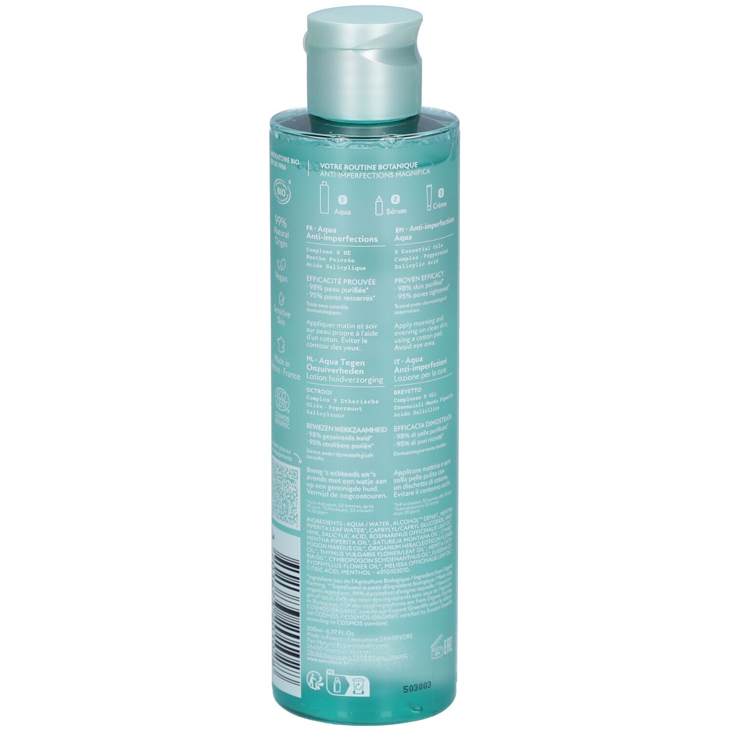 Achteraanzicht van een turquoise fles. Detail van de etiketten met tekst.