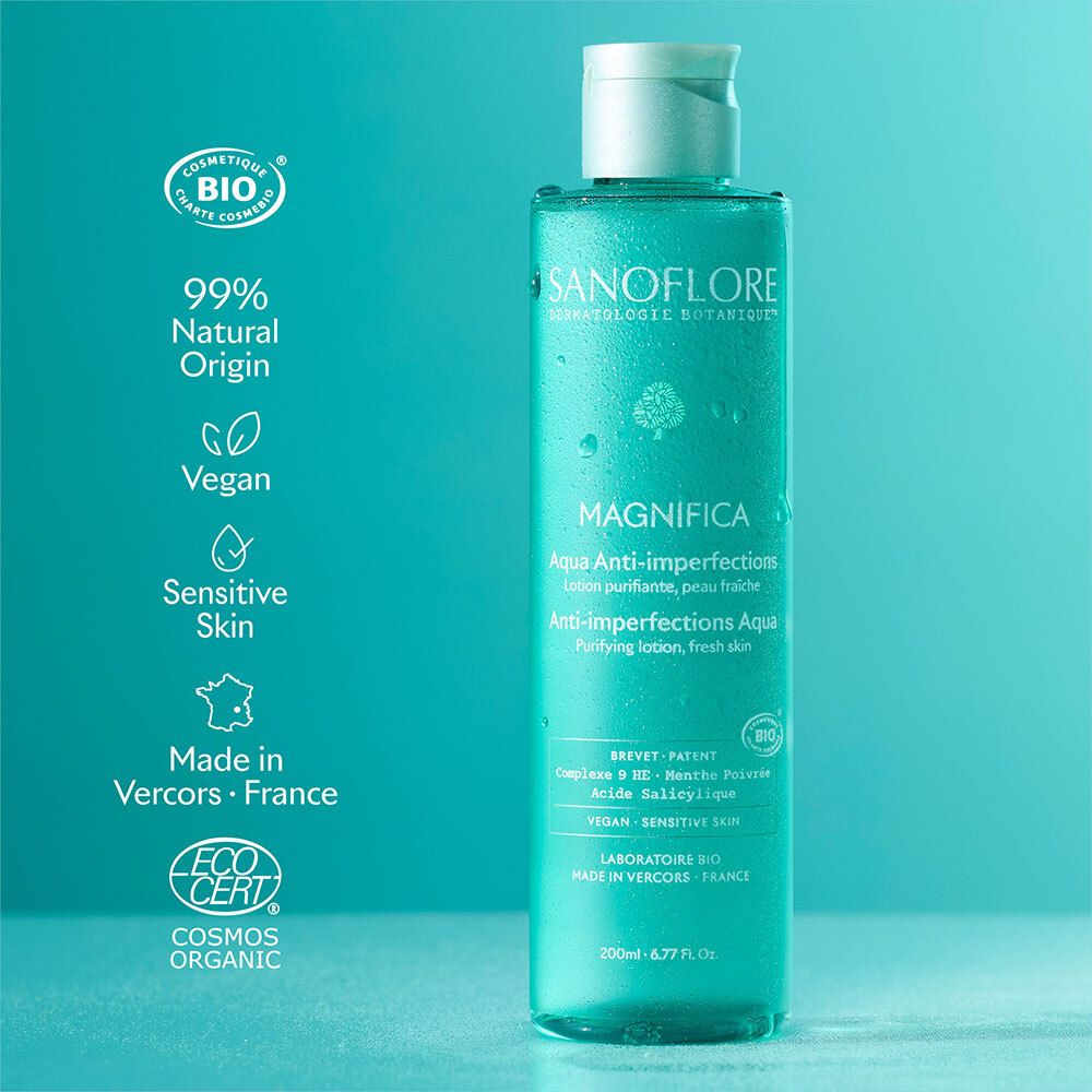 Flacon turquoise Sanoflore Aqua Magnifica. Texte: 99% d'origine naturelle, vegan, peau sensible. Certifications: Cosmos Organic, Ecocert.