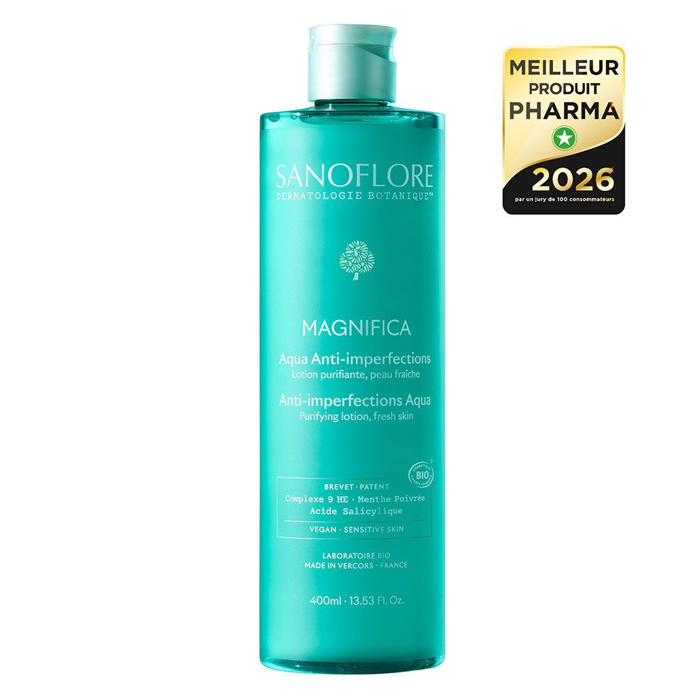 Turquoise fles met etiket. Tekst: SANOFLORE, MAGNIFICA, Aqua Anti-imperfections. Label: Meilleur Produit Pharma 2026.