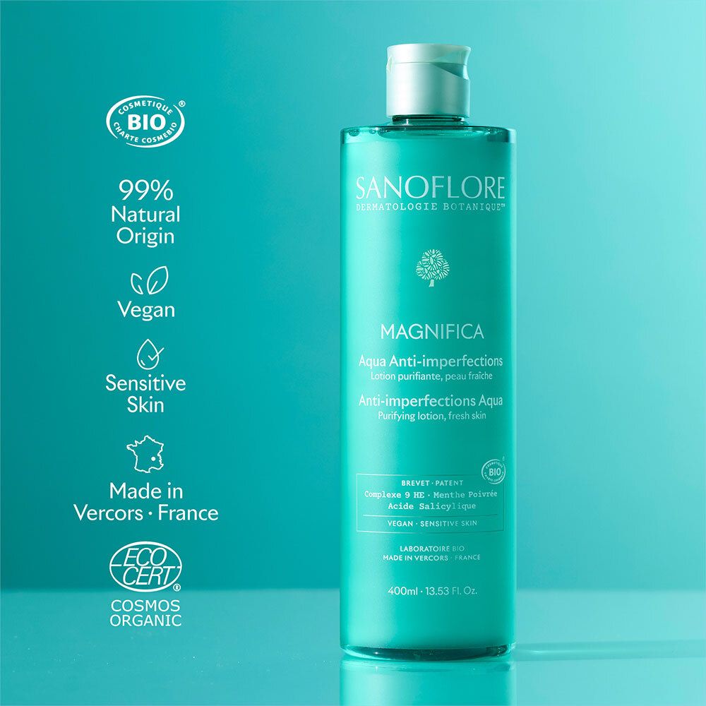 Turquoise fles met etiket. Tekst: SANOFLORE, MAGNIFICA, Aqua Anti-imperfections. Certificeringen: Bio, Vegan, Sensitive Skin.
