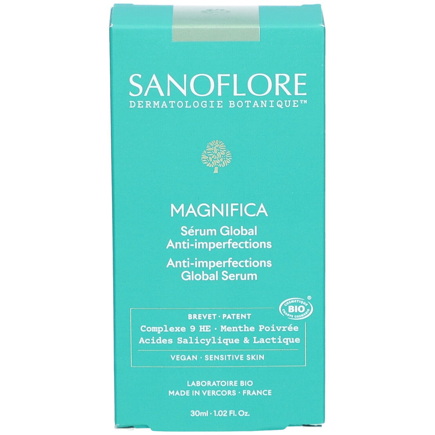Boîte turquoise. Inscriptions: SANOFLORE, MAGNIFICA Sérum Global Anti-imperfections. Contient une certification bio.