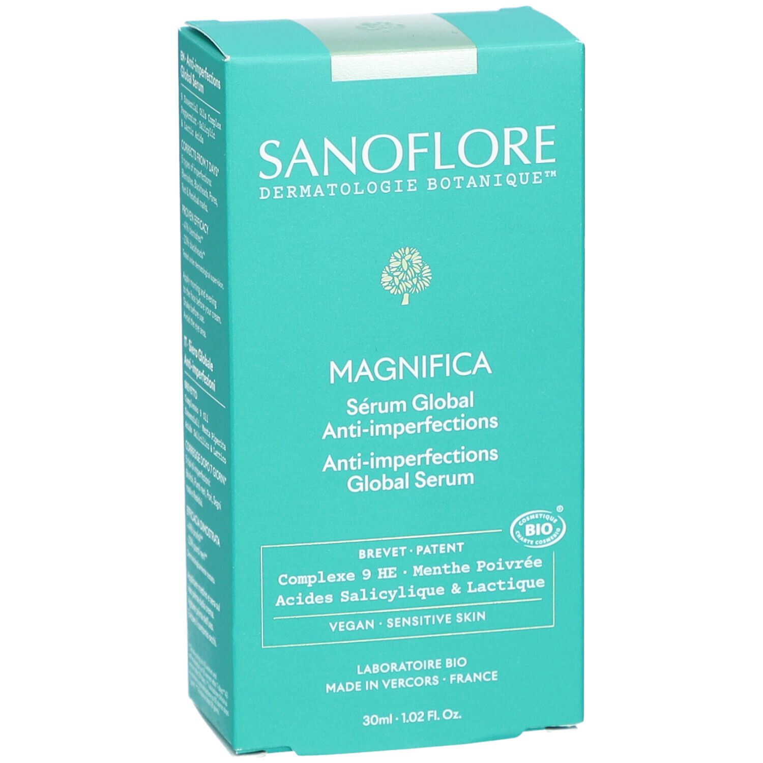 Boîte turquoise. Inscriptions: SANOFLORE, MAGNIFICA Sérum Global Anti-imperfections. Contient une certification bio.