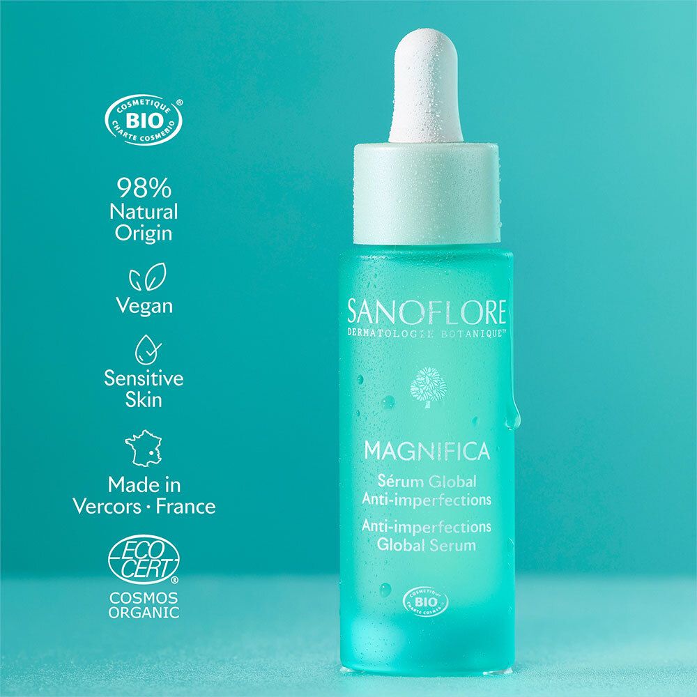 Flacon turquoise avec pipette. Texte : SANOFLORE, MAGNIFICA, Sérum Global Anti-Imperfections. Certifications bio.