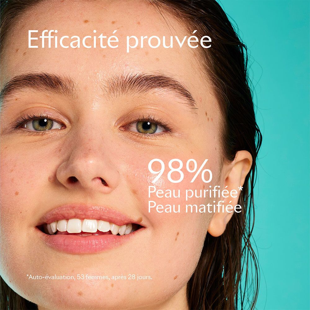Gros plan sur un visage. Texte: 98% Peau purifiée, Peau matifiée. Note: Auto-évaluation, 53 femmes, après 28 jours.