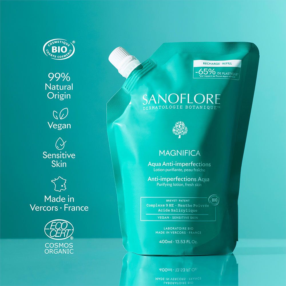 Recharge turquoise avec bouchon blanc. Inscription: SANOFLORE, Magnifica. Labels Bio et Ecocert.