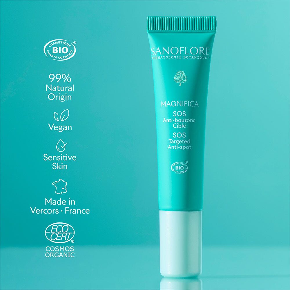 Tube turquoise. Inscriptions: Sanoflore, Magnifica SOS Anti-boutons Cible, SOS Targeted Anti-spot. Logos: Bio, Vegan, Sensitive Skin, Made in France.