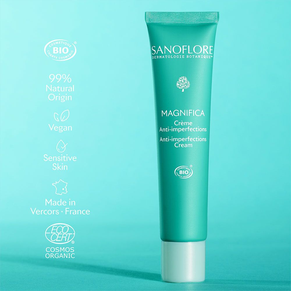 Turquoise tube met tekst. Merk: SANOFLORE. Productnaam: MAGNIFICA Crème Anti-imperfections. Bio-certificeringen.