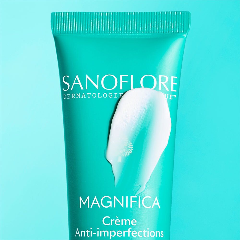 Close-up van de tube. Productnaam: MAGNIFICA Crème Anti-imperfections. Witte crème aangebracht.