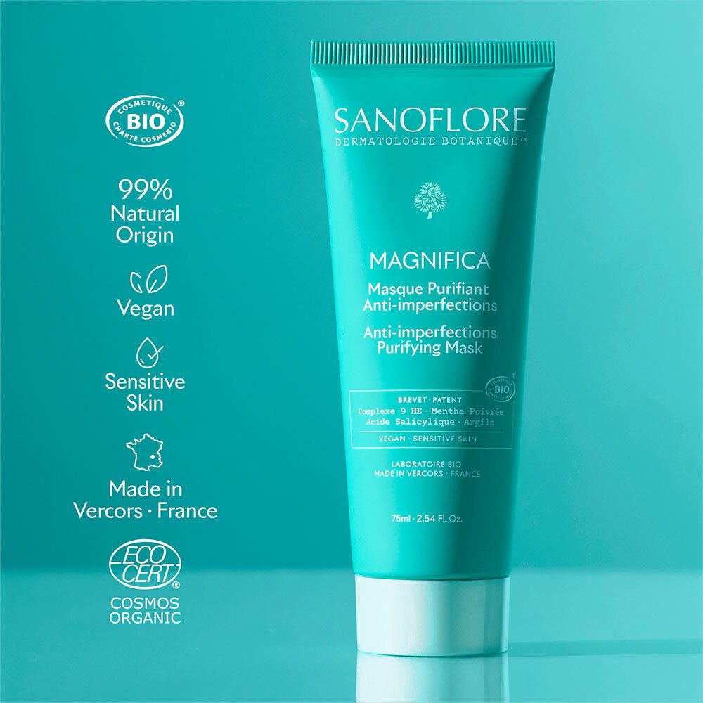 Turquoise tube met witte dop. Opschrift: Sanoflore, Magnifica Masque Purifiant Anti-imperfections. Bio-certificering, Vegan.