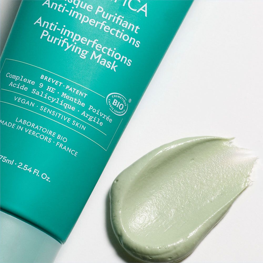 Klodder groen masker op witte achtergrond. Opschrift: Magnifica Masque Purifiant Anti-imperfections. Bio-certificering.