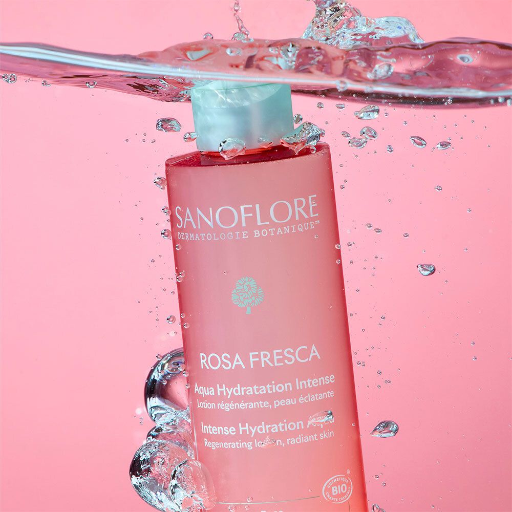Sanoflore Rosa Fresca fles in water, spatten omringen de fles.