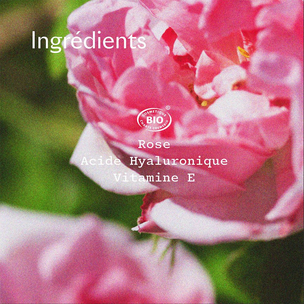 Close-up van roze rozenblaadjes met BIO-zegel en tekst "Ingrediënten Roos, Hyaluronzuur, Vitamine E".