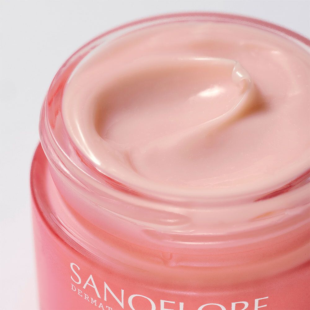 Gros plan sur la texture crémeuse et rose du baume Sanoflore Rosa Fresca dans un pot ouvert.