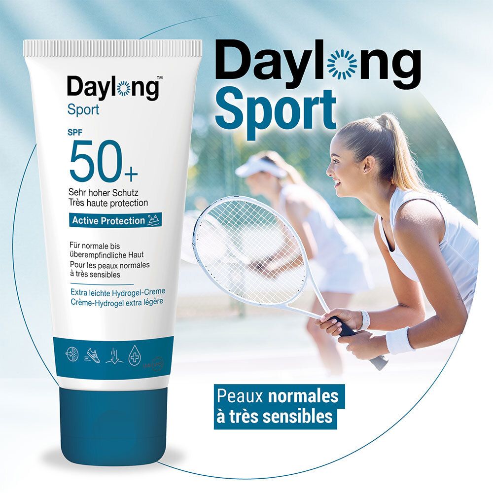 Tube met product. Tekst: Daylong Sport. SPF 50+. Vrouw tennist. Voor normale tot gevoelige huid.