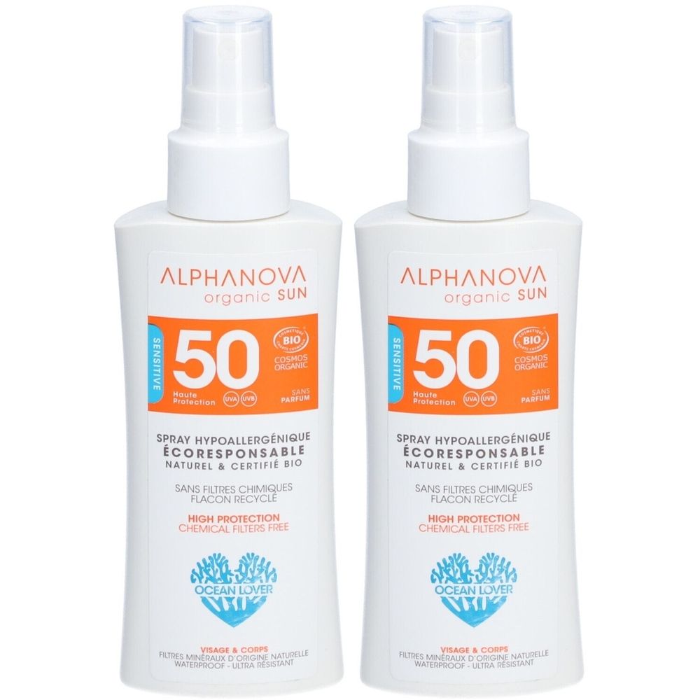 Twee witte sprayflessen met oranje en blauwe accenten. Opschrift: ALPHANOVA organic SUN, 50, Spray hypoallergénique.