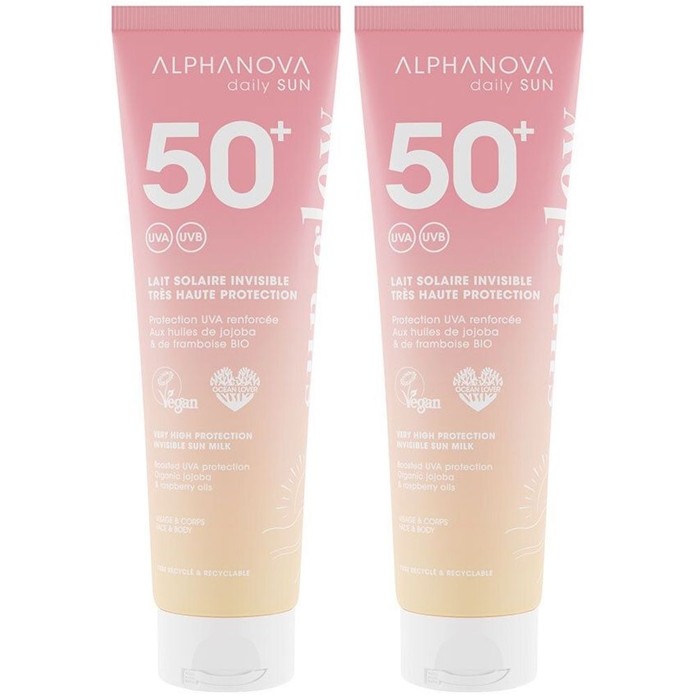 Deux tubes de lait solaire. Dégradé rose et blanc. Inscription: Alphanova, daily SUN, 50+, Lait Solaire Invisible Très Haute Protection, Vegan.