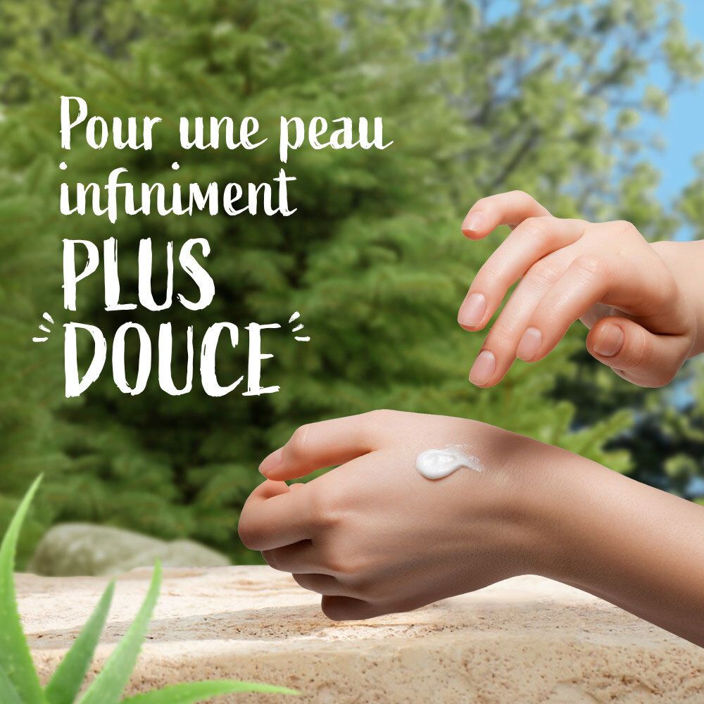 Application du lait soin Le Petit Marseillais sur la main.