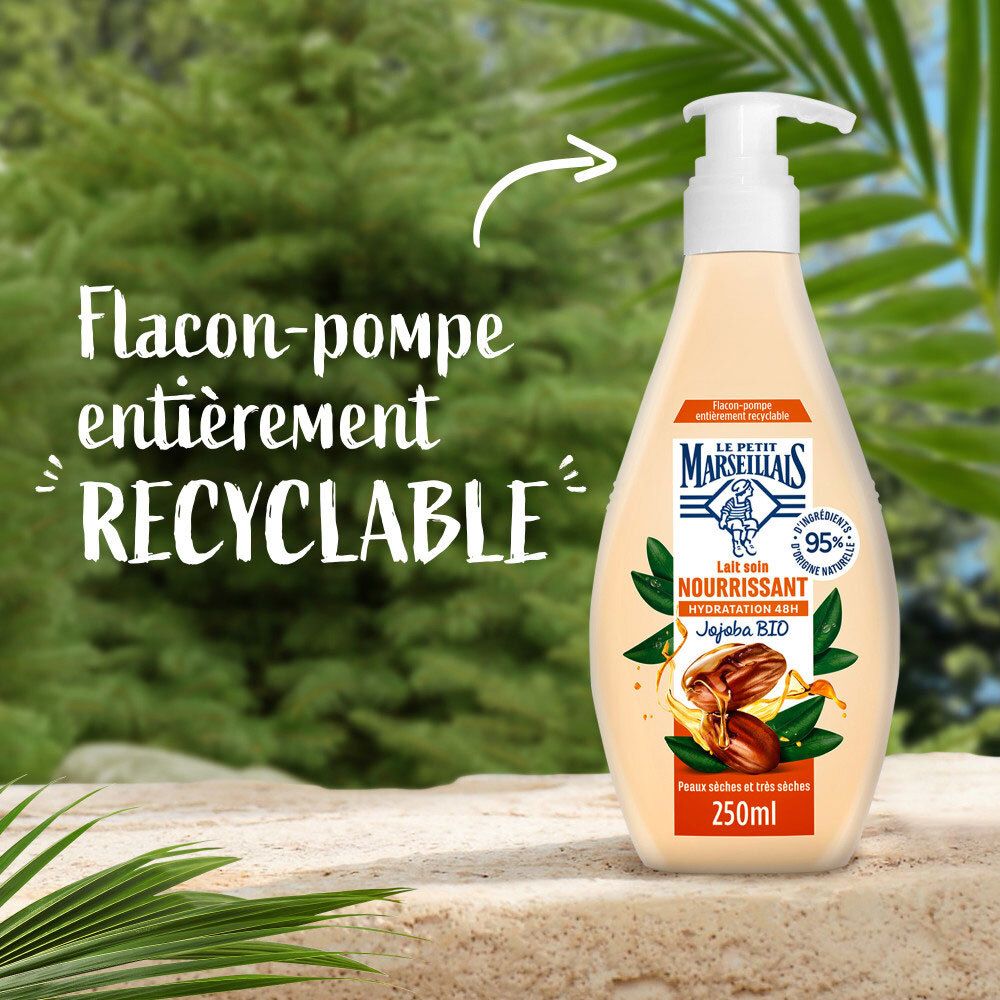 Flacon Le Petit Marseillais Lait de soin avec pompe, texte 'Flacon-pompe entièrement recyclable'.