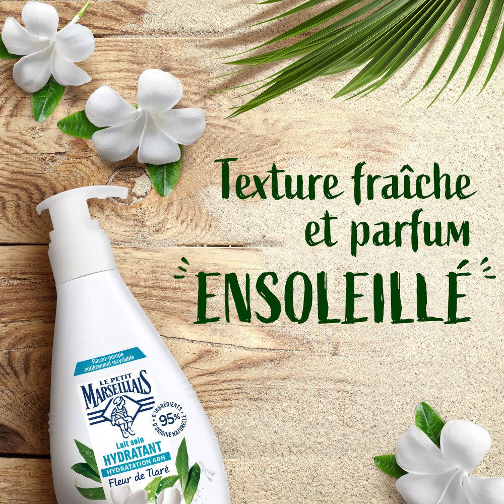 Flacon pompe blanc avec fleurs de tiaré sur fond bois, texte : 'Texture fraîche et parfum ensoleillé'.