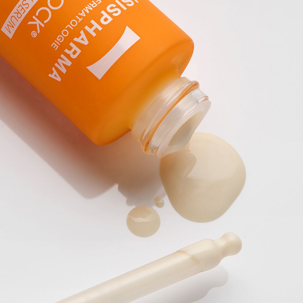 Product wordt uit de fles gegoten. Witte vloeistof.