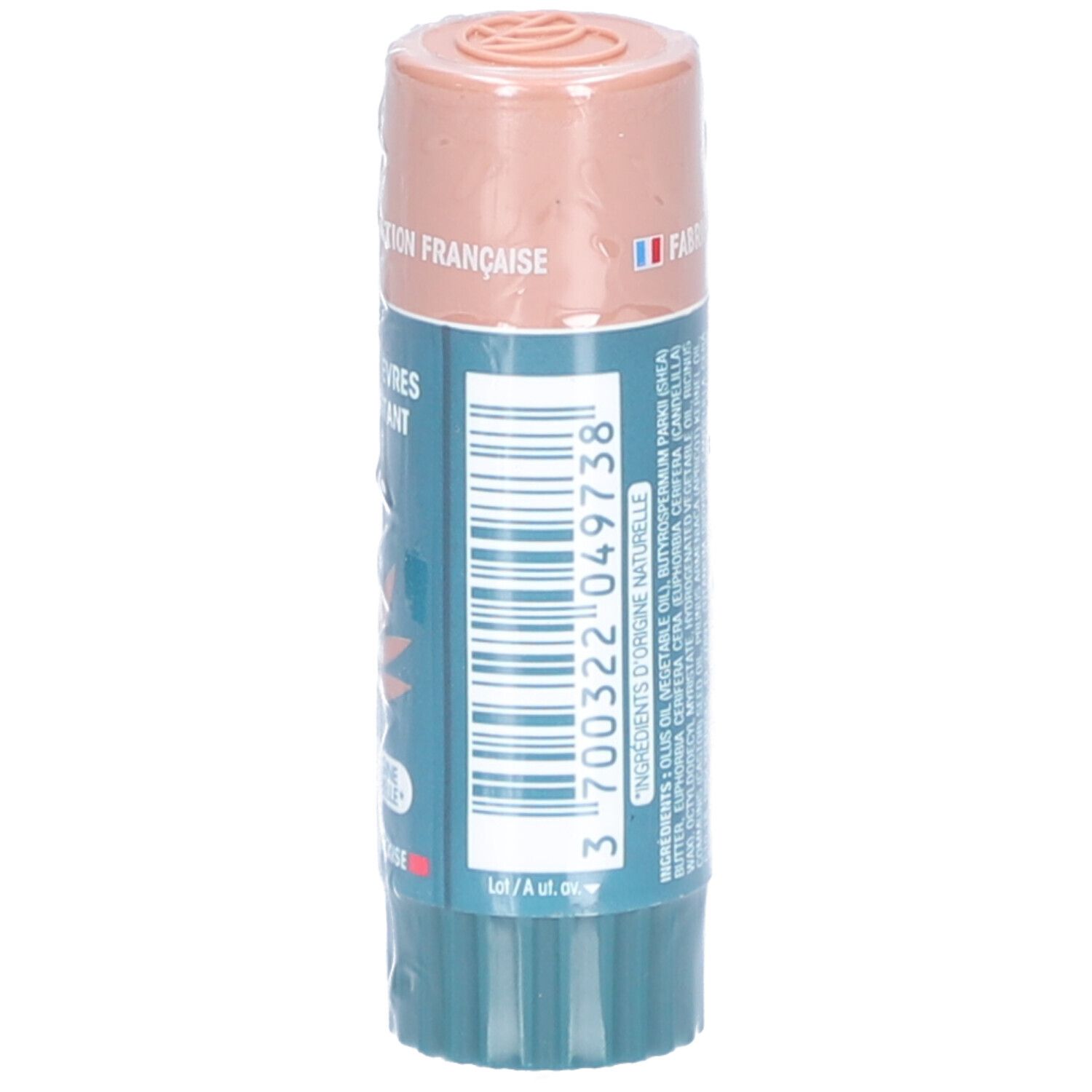 Stick de soin pour les lèvres, emballé. Inscription: Code-barres et ingrédients. Fabriqué en France.