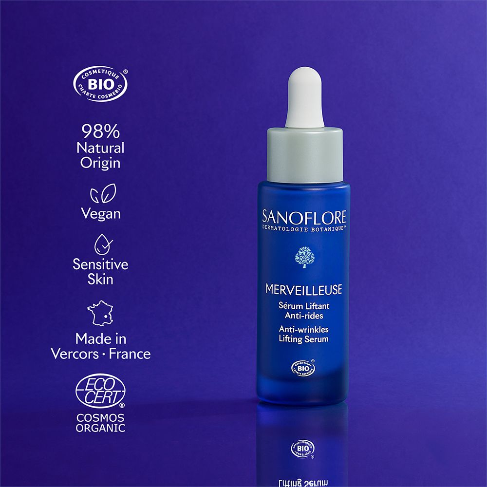 Blauw serumflesje. Tekst: 98% natuurlijke oorsprong, Vegan, Sensitive Skin, Made in Vercors - France, Cosmos Organic.