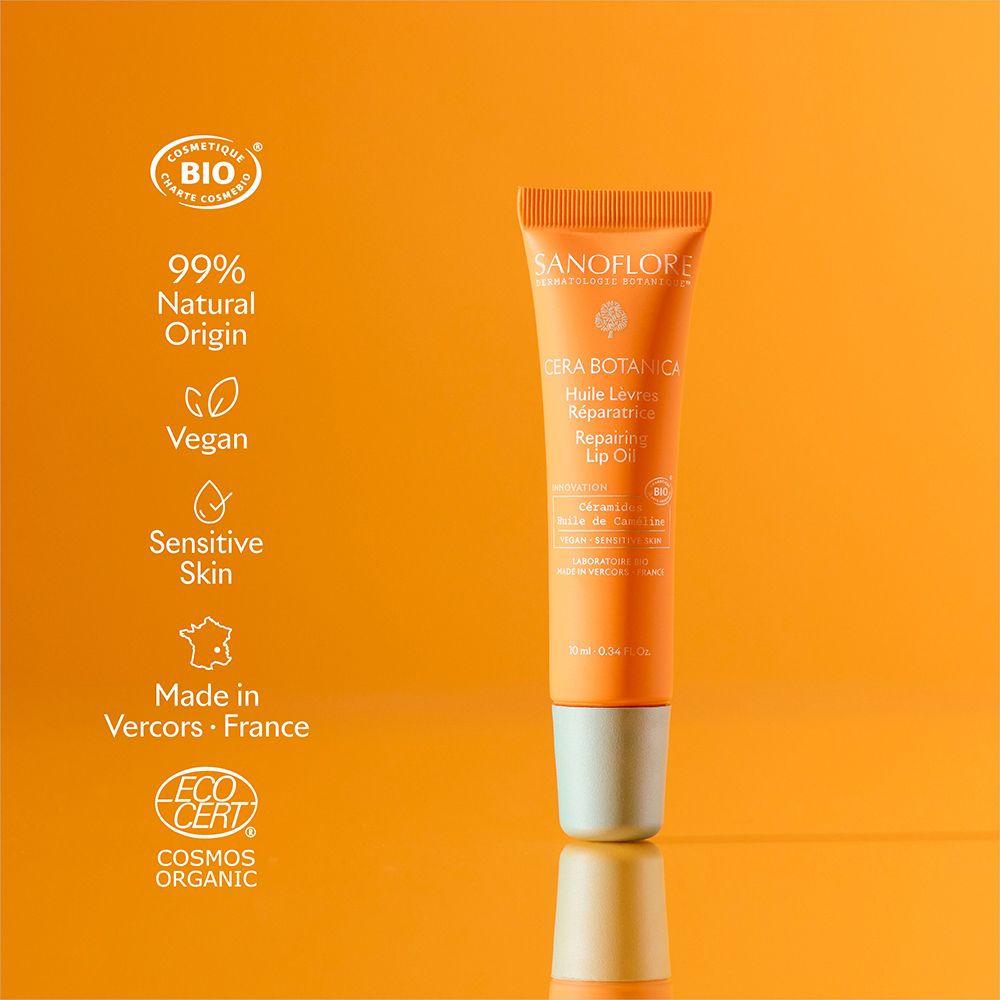 Oranje achtergrond met product en logo's. Tekst: 99% Natural Origin, Vegan, Sensitive Skin, Made in Vercors - France, Cosmos Organic.